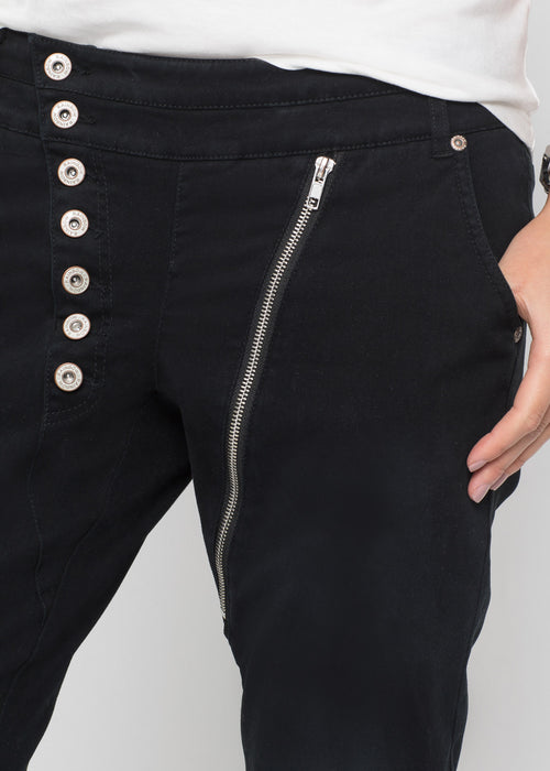 Stretch hlače z asimetrično letvijo za zapenjanje z gumbi