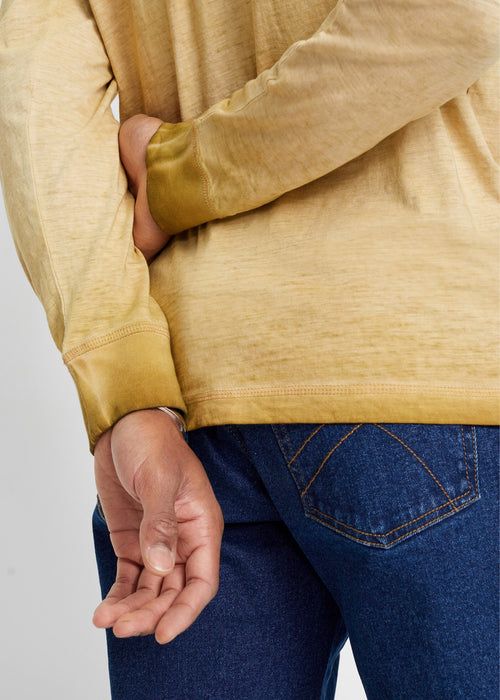 Majica z okroglim ovratnim izrezom z gumbki v spranem videzu in dolgimi rokavi