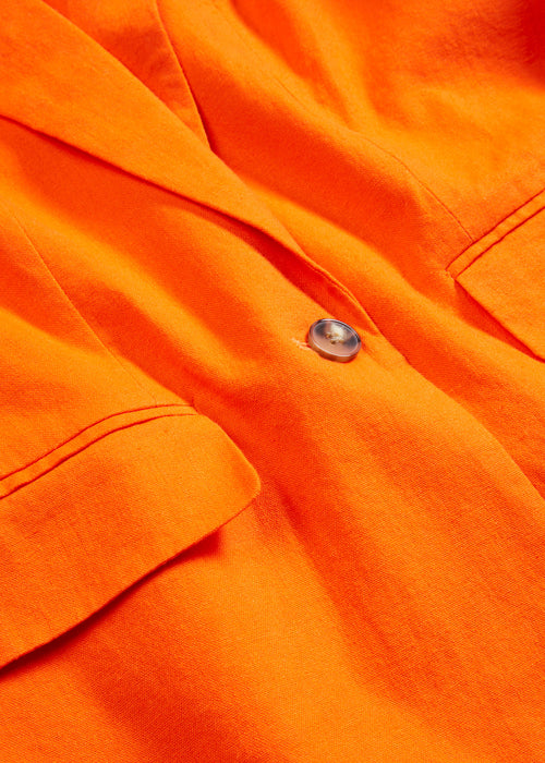 Širok kvadraten platnen blazer z detajlom gumba na rokavih
