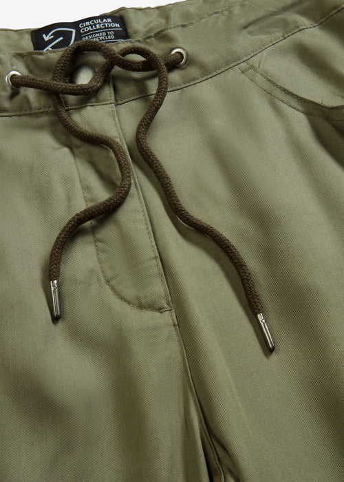 Lahke hlače s cargo žepi z vpeljano vrvico