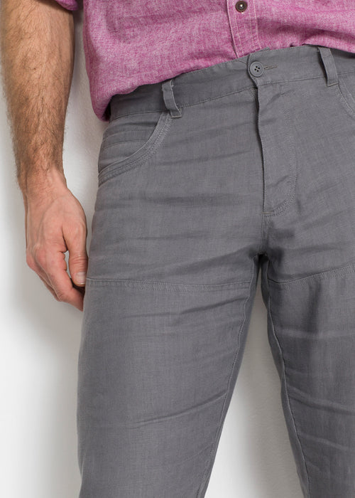 Klasične platnene hlače, ki se zavihajo v ravnem kroju