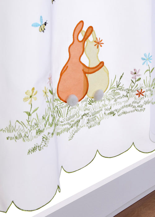 Polovična zavesa z izvezenimi zajčki