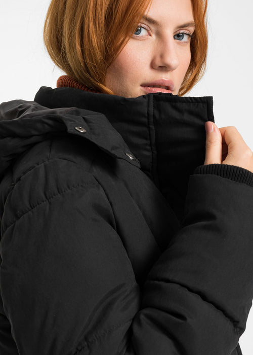 Zimska jakna z nastavljivo obrobo v pasu