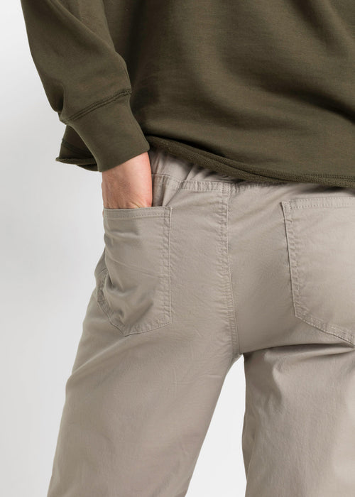 Klasične stretch udobne hlače v ravnem kroju