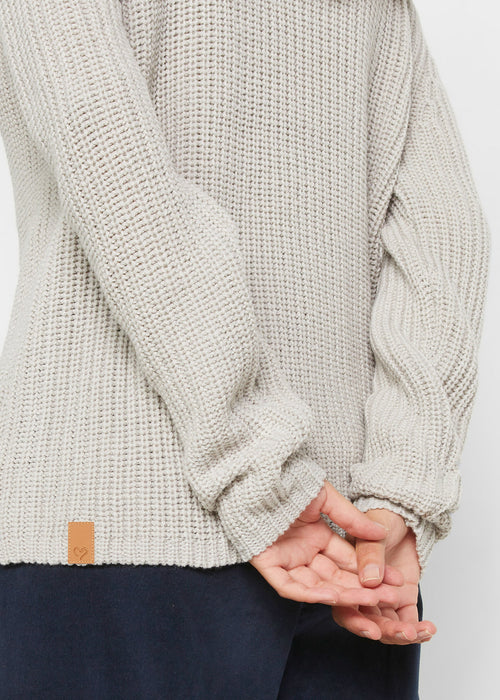 Grobo pleten pulover s širokim ovratnikom