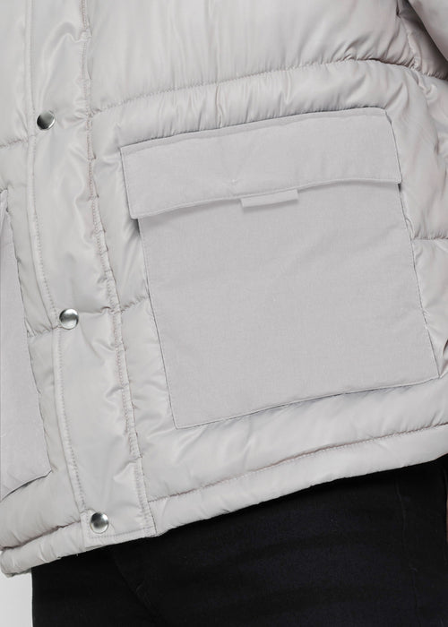 Prešita jakna iz različnih materialov z recikliranim poliestrom v udobnem kroju