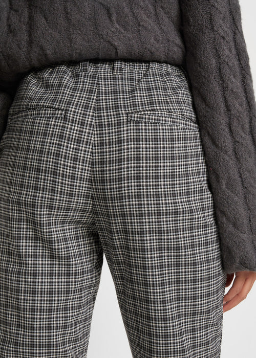 Udobne hlače z udobnim pasom s karirastim vzorcem