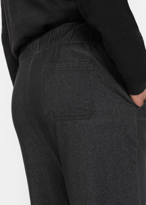 Udobne hlače v videzu jeansa s cargo žepi