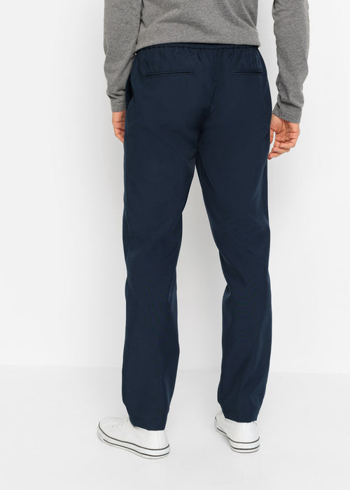 Ozke hlače za moško obleko z vpeljano elastiko okrog in okrog v spodaj zoženem kroju
