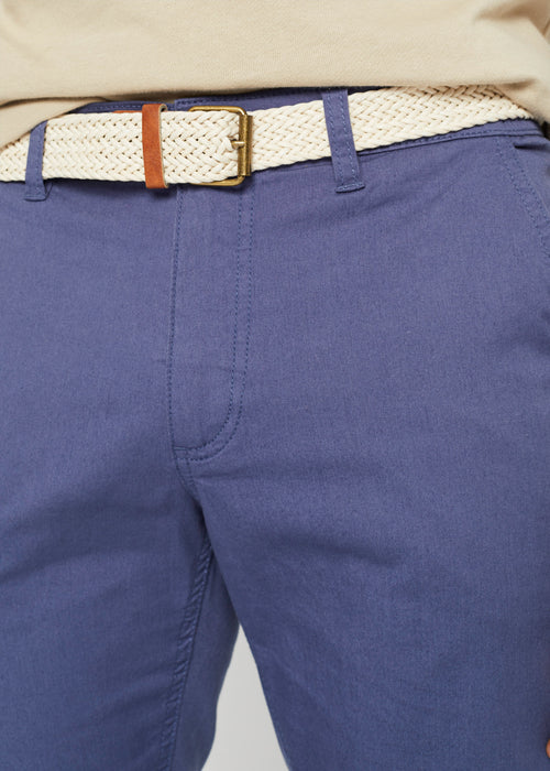 Klasične stretch chino hlače v udobnem kroju v ravnem kroju s pasom
