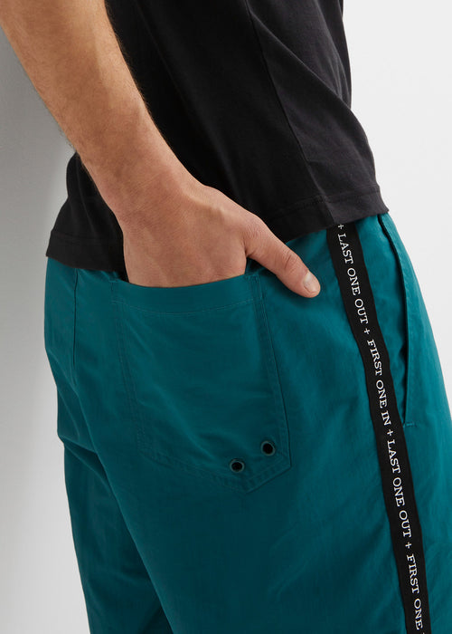 Kratke hlače v klasičnem kroju iz mikrovlaken