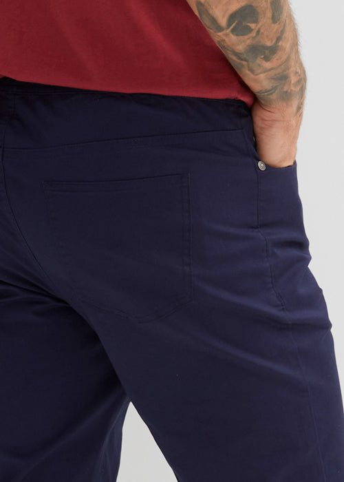 Klasične stretch hlače brez zapenjanja v udobnem ravnem kroju