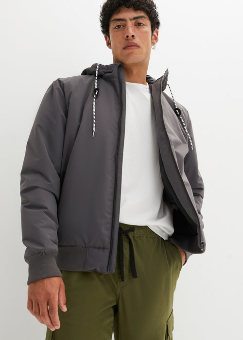 Zimska jakna s kapuco in recikliranim poliestrom