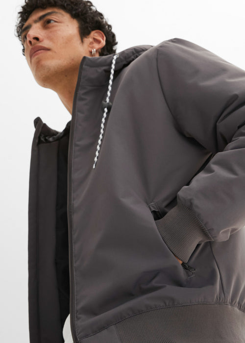 Zimska jakna s kapuco in recikliranim poliestrom