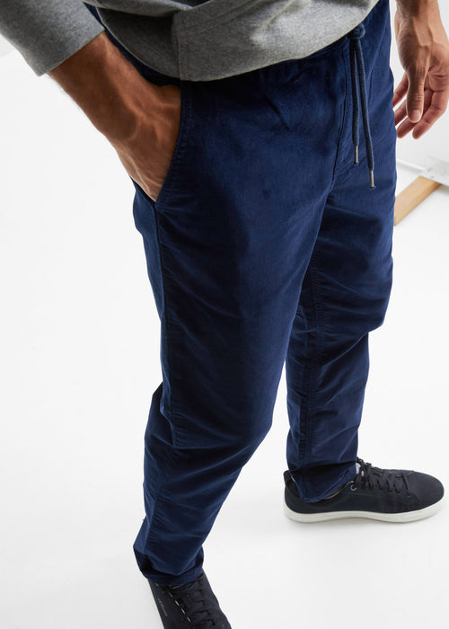 Klasične hlače iz žameta brez zapenjanja v rahlo krajši dolžini v ravnem kroju