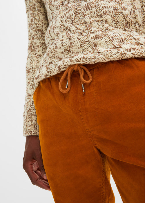 Klasične hlače iz žameta brez zapenjanja v rahlo krajši dolžini v ravnem kroju