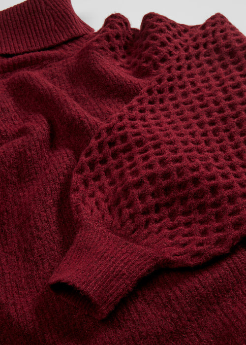 Grobo pleten pulover s kitastim vzorcem