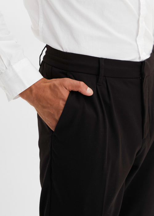 Udobne hlače z všitki v pasu v spodaj ozkem kroju