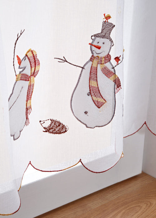 Polovična zavesa z izvezenimi snežaki