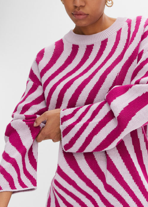 Pleten pulover z vzorcem valov