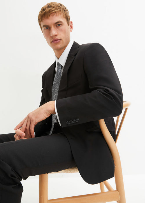 Moška obleka v ozkem kroju: suknjič, hlače, srajca in kravata
