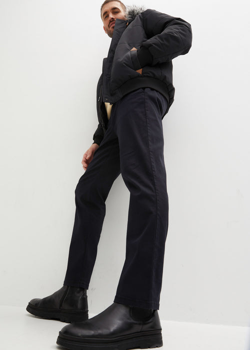 Klasične stretch chino hlače z ekološkim bombažem v ravnem kroju iz kolekcije Essential